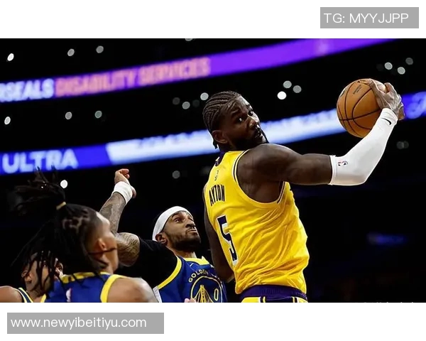 迪文岑佐半场表现抢眼里德全能发挥助力球队对抗湖人 迪文岑佐半场表现抢眼里德全能发挥助力球队对抗湖人