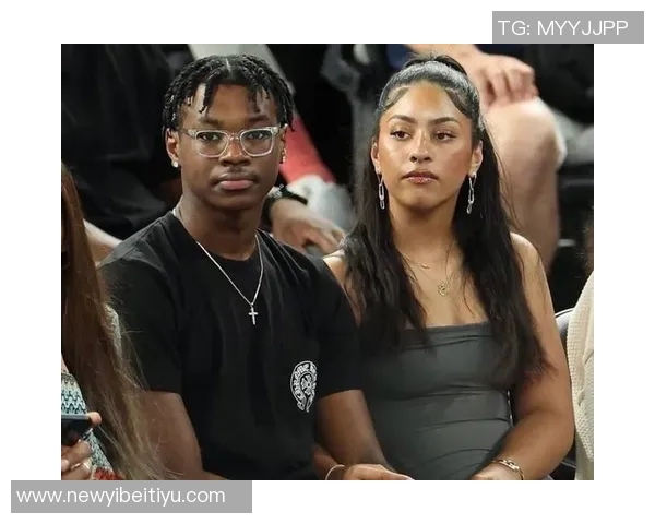 詹姆斯小儿子布莱斯与女友甜蜜合影引发网友热议与祝福 詹姆斯小儿子布莱斯与女友甜蜜合影引发网友热议与祝福